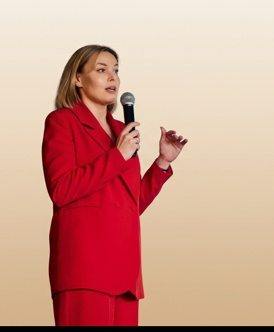 Анна Танкова выступает на встрече с клиентами
